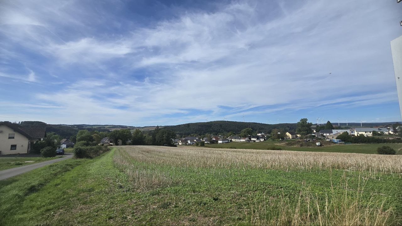 Felder und Wiesen am Rand eines Ortes in der Eifel