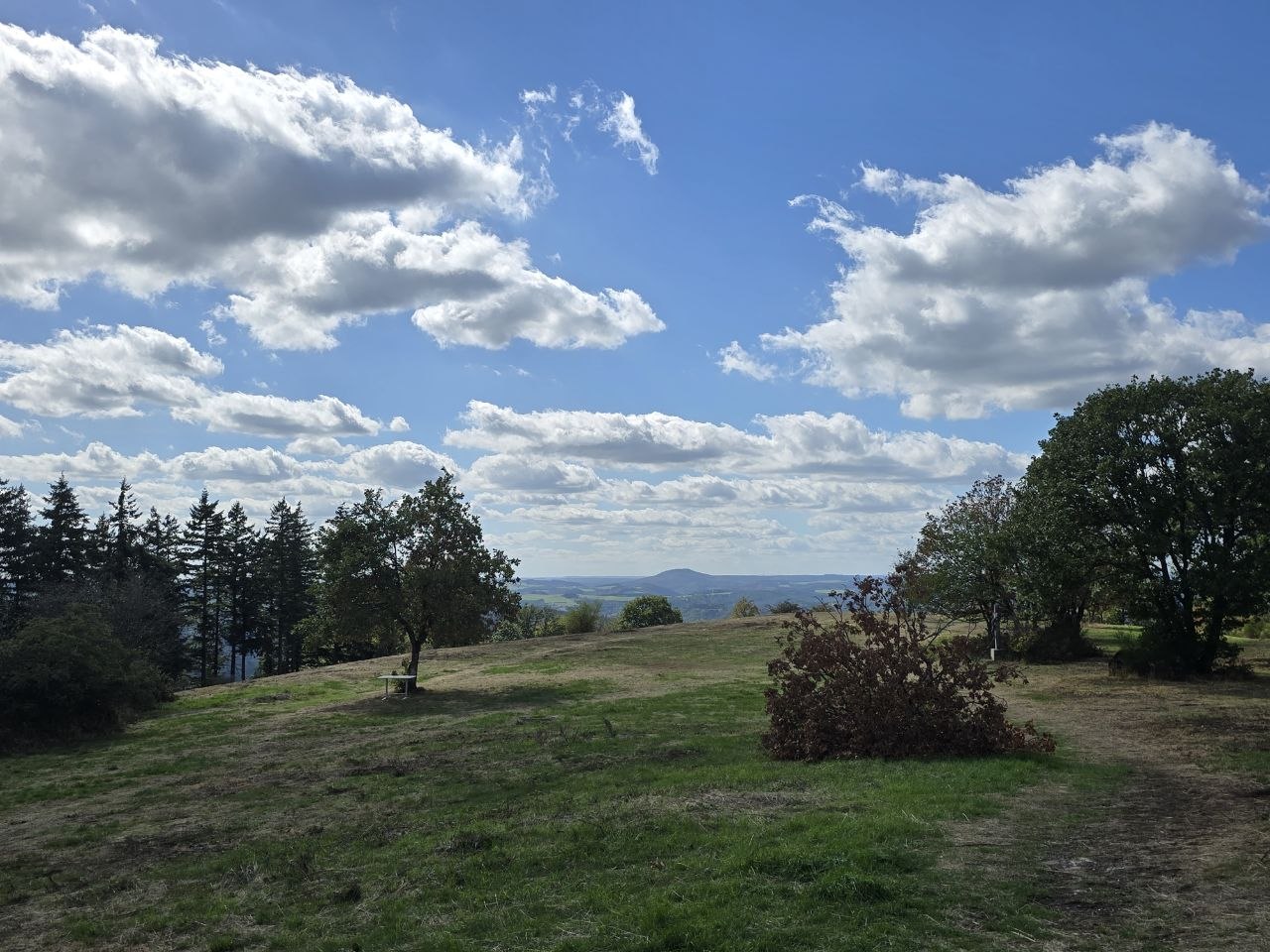 Weite Wiesen und bewaldete H&ouml;hen in der Eifel